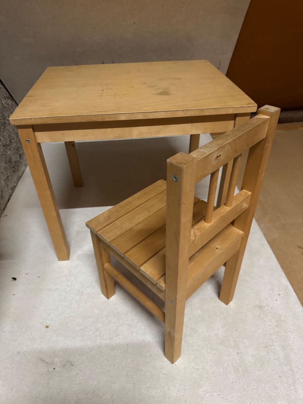 Sedie: KINDERSTUHL + TISCH, HELLES HOLZ, SITZHÖHE 30CM – Usato da Zürich venduto da rolo66