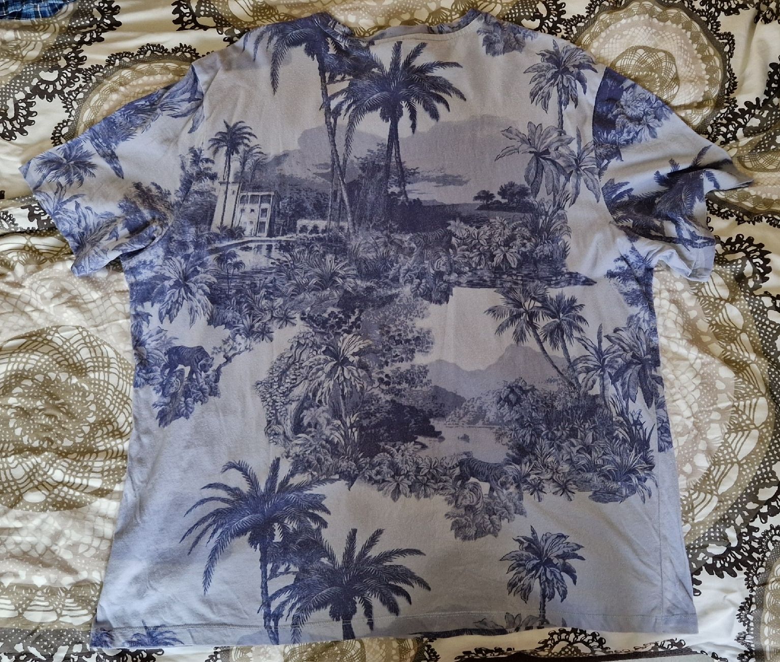 H&M T-shirt: Blaues TShirt mit exotischem Motiv – Usato da Oberengstringen venduto da Asteroid56 3