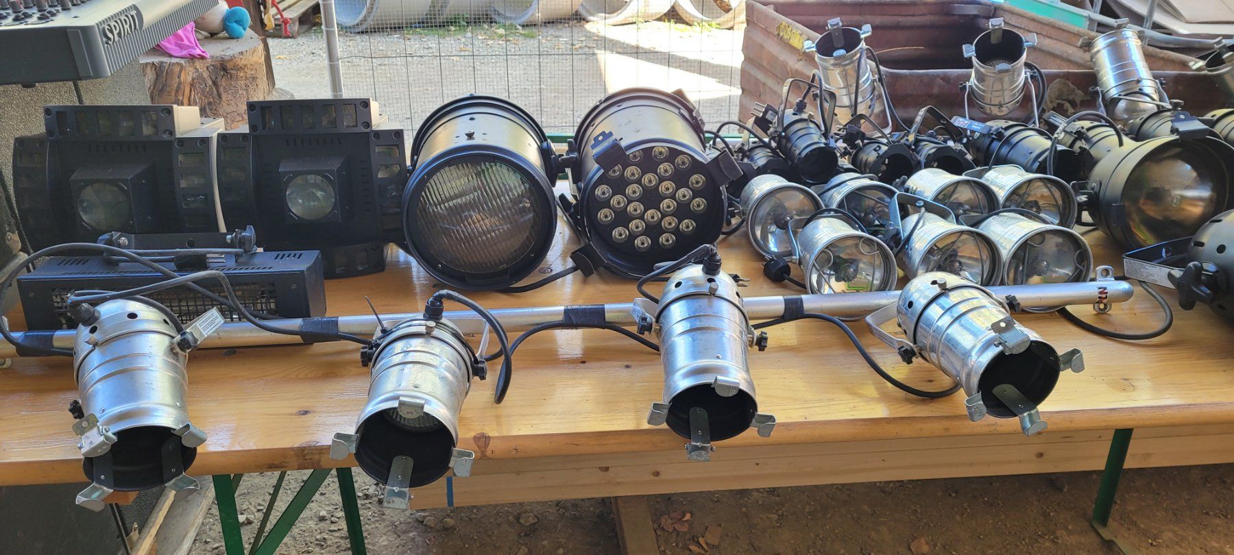 Lampade: Lot de projecteurs et éclairages scéniques,  divers état – Usato da Tavannes venduto da Blvp 9