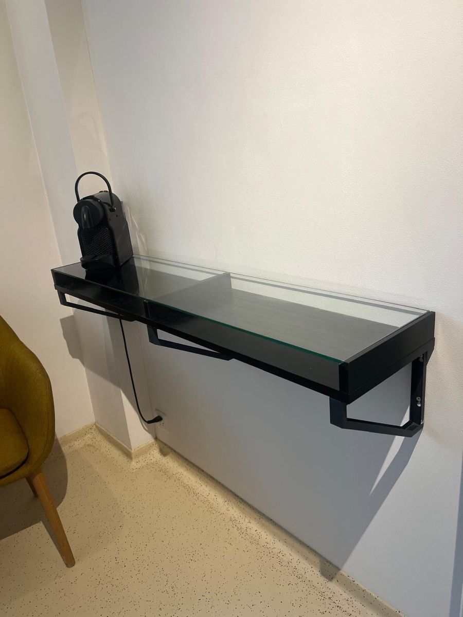 Scaffali: Wand regal mit glas – Usato da Zuoz venduto da stumholm