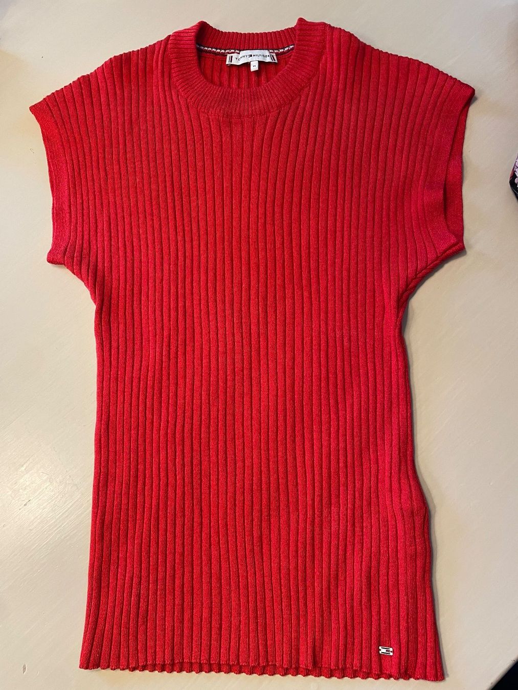 Tommy Hilfiger T-Shirts: Pull sans manches rouge Tommy Hilfiger, Taille M – Gebraucht aus Trelex von fle_dqj6 1