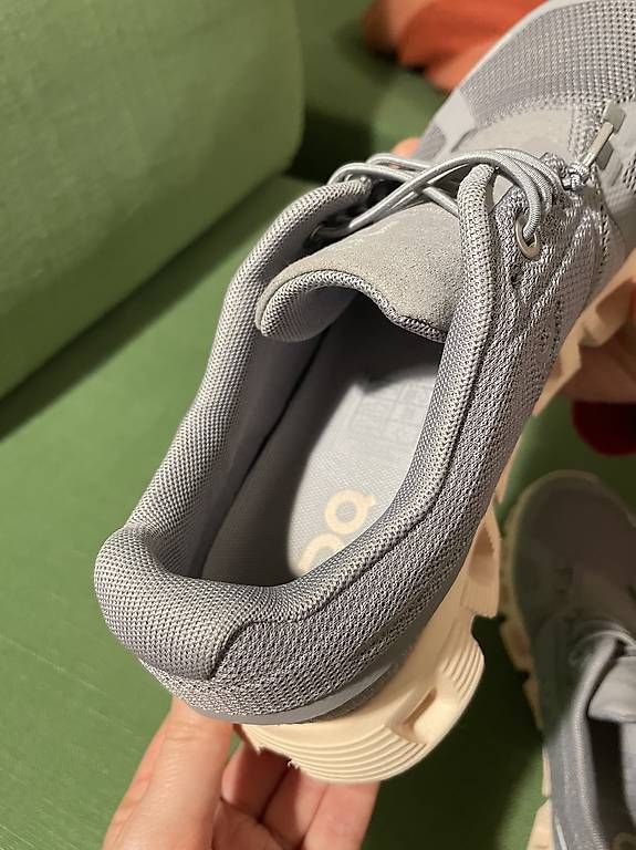 On Scarpe da uomo: NEU On Schuhe Cloud 5 - Grösse 37.5 – Nuovo (secondo la descrizione) da Zürich venduto da jul_d5bn 3
