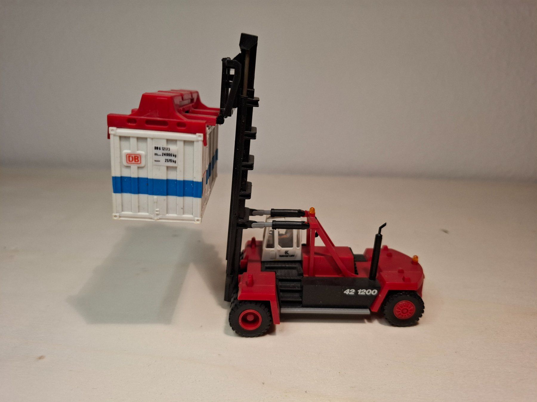 Kibri Modellini di ferrovie: Kibri H0 Reach-Stacker mit DB-Container – Usato da Brütten venduto da tiger3985 3