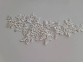 Spitzenapplikation Blumen weiss