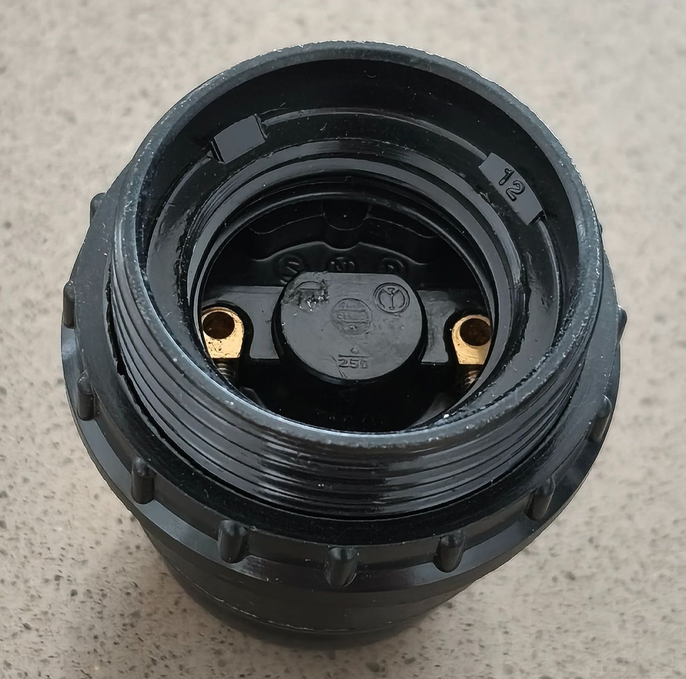 Lampen: Vintage Lampenfassung E27 aus Thermoplast oder Bakelit – Gebraucht aus Zürich von Tanteemma369 1