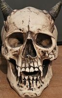 Deko Totenkopf mit Hörnern