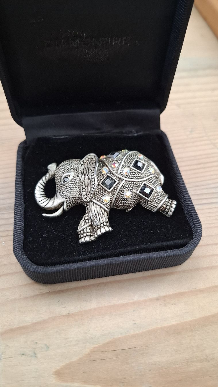 Spille & Fermagli: Brosche Elefant silbrig mit Steinen  – Usato da Buochs venduto da regenbogen7365 1