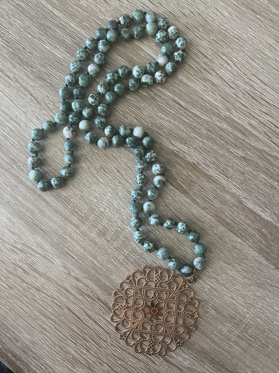 Catenine: Green beaded necklace with bronze pendant – Nuovo (secondo la descrizione) da Vesenaz venduto da giu_77bp