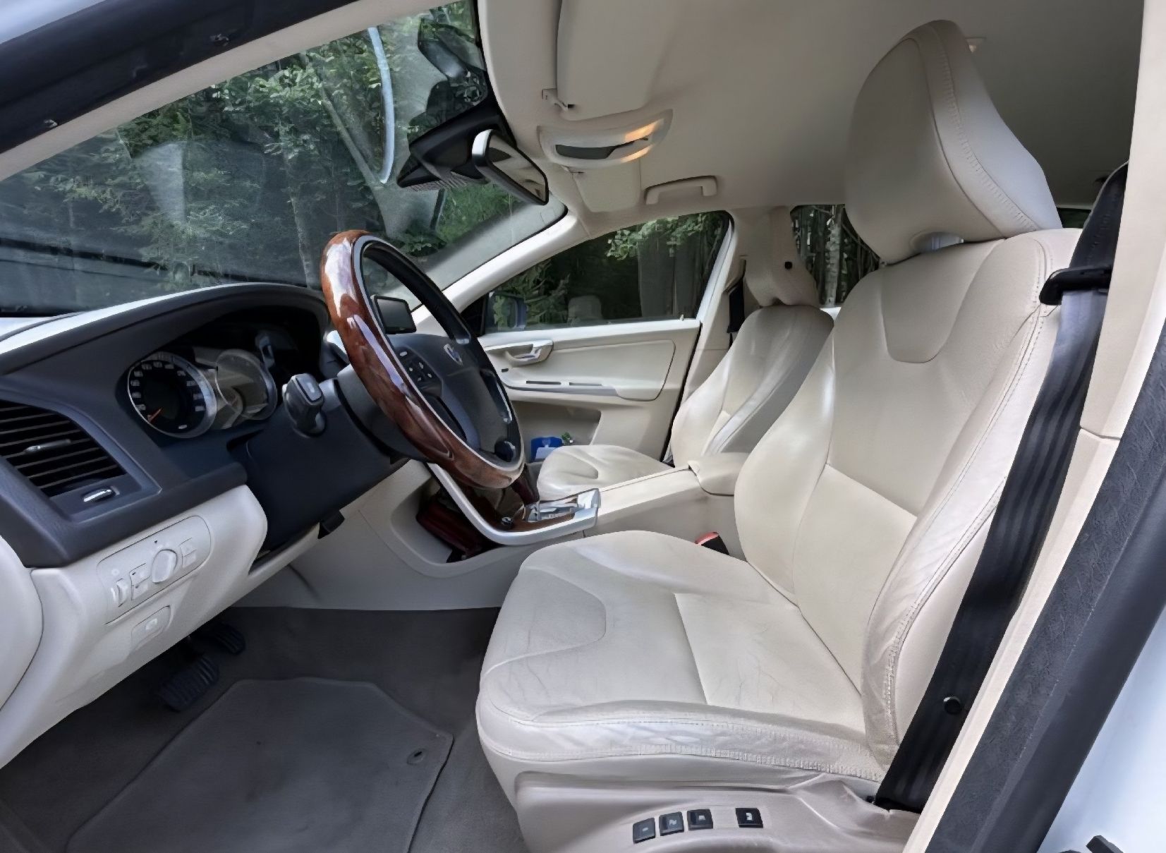 Volvo Automobili: Volvo XC60, 2.4D AWD – Usato da Steinhausen venduto da MilooTan 7