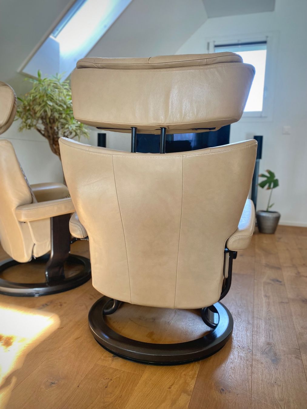 Stressless Poltrone: 2 Stressless® Magic Relax Sessel Beige Größe M mit 1 Hocker – Usato da Rorbas venduto da Samayo_ 7