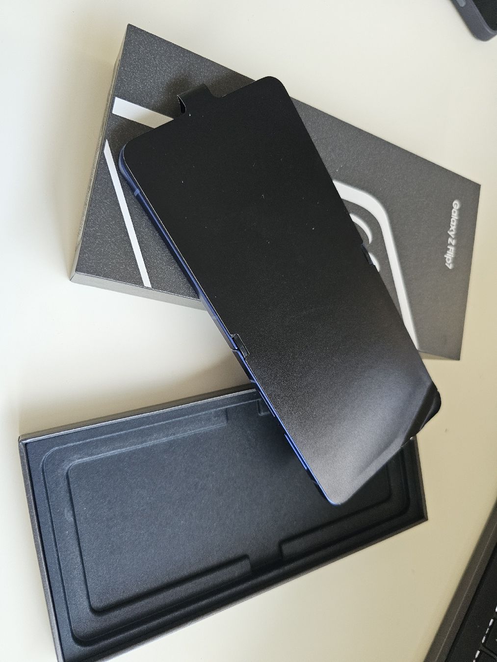 Samsung Handys / Smartphones: Samsung Galaxy Z Flip 7 -neu- – Neu und originalverpackt aus Adliswil von FHeidt 1