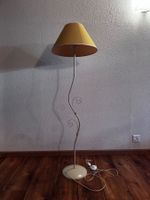 Lampe salon couleur crème avec abat-jour jaune