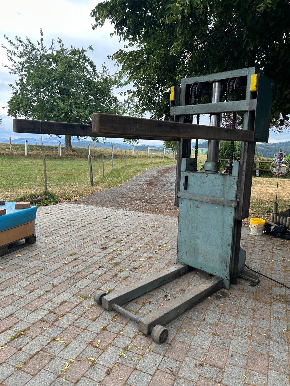 Piattaforme elevatrici & Crick: Ein-Säulen-Lift mobil – Usato da Alterswil FR venduto da Sjasper 1