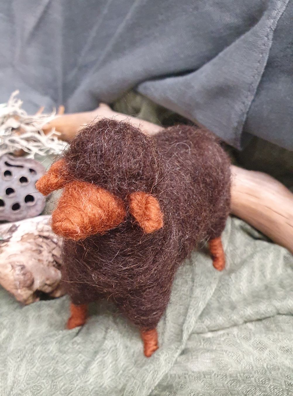 Statuette: Krippenfiguren Schwarzenberg: 3 dunkelbraune Schafe – Nuovo e nell'imballaggio originale da Oberwangen b. Bern venduto da Mesimo 3