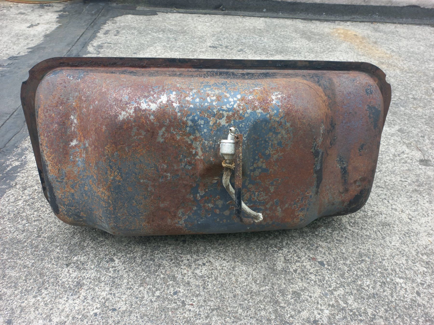Accessori per altri veicoli: Oldtimer Benzintank mit Benzinhahn VW Käfer ca. ab 1950 – Usato da Dulliken venduto da Dullikenlerchclassic 2