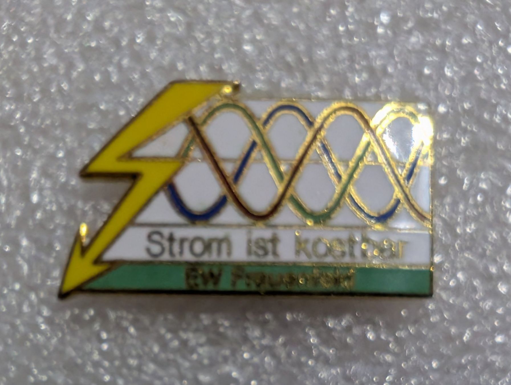 Placchette & Badge: Ansteckpin 263: Strom ist kostbar – Usato da Oppligen venduto da Pin-Fall-Shop