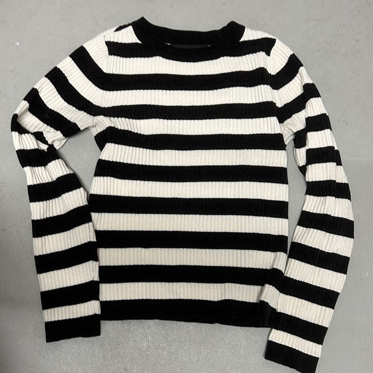 Pullover & Sweatshirts: Damen Pullover gestreift Schwarz/Weiss – Gebraucht aus Glattbrugg von Lara_G06