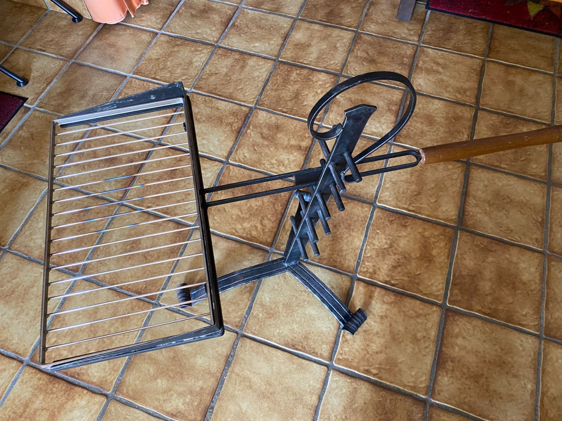 Griglie: Grill avec support en fer forgé. – Usato da Roches BE venduto da gibus123 1