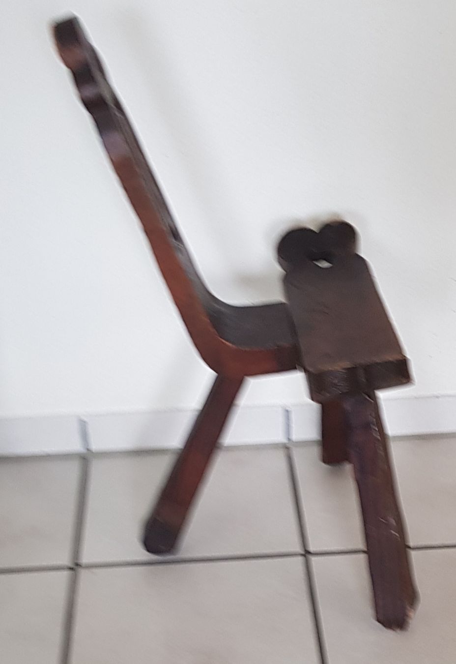 Stühle: Spanischer Vintage Holz Dreibein Stuhl – Gebraucht aus Mauensee von Braut-kleid 1