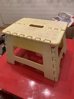 Klappbarer Tritthocker / Klapphocker aus Kunststoff – platzs