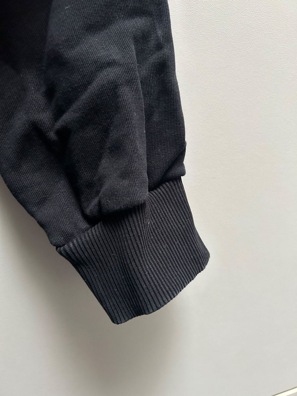 Maglioni & Felpe: Schwarzer Kapuzenpulli mit Kordelzug – Nuovo (secondo la descrizione) da Frauenfeld venduto da isa_9cy7 3