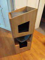 Arbre à chat en bois avec griffoir et coussins gris