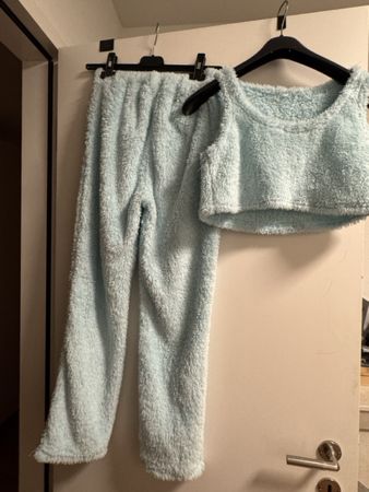 Flauschiger Hausanzug in Hellblau, Gr.M - Set mit Bademantel