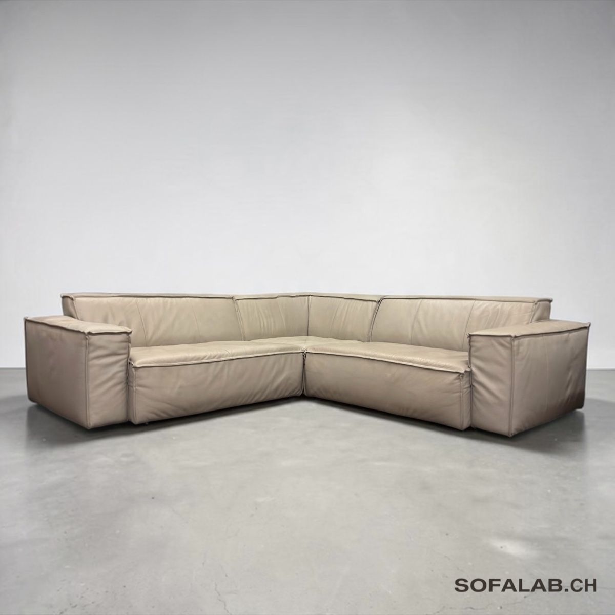 Sofas: Ecksofa aus hellgrauem Echtleder – D'occasion à Bachenbülach par Sofalab.swiss