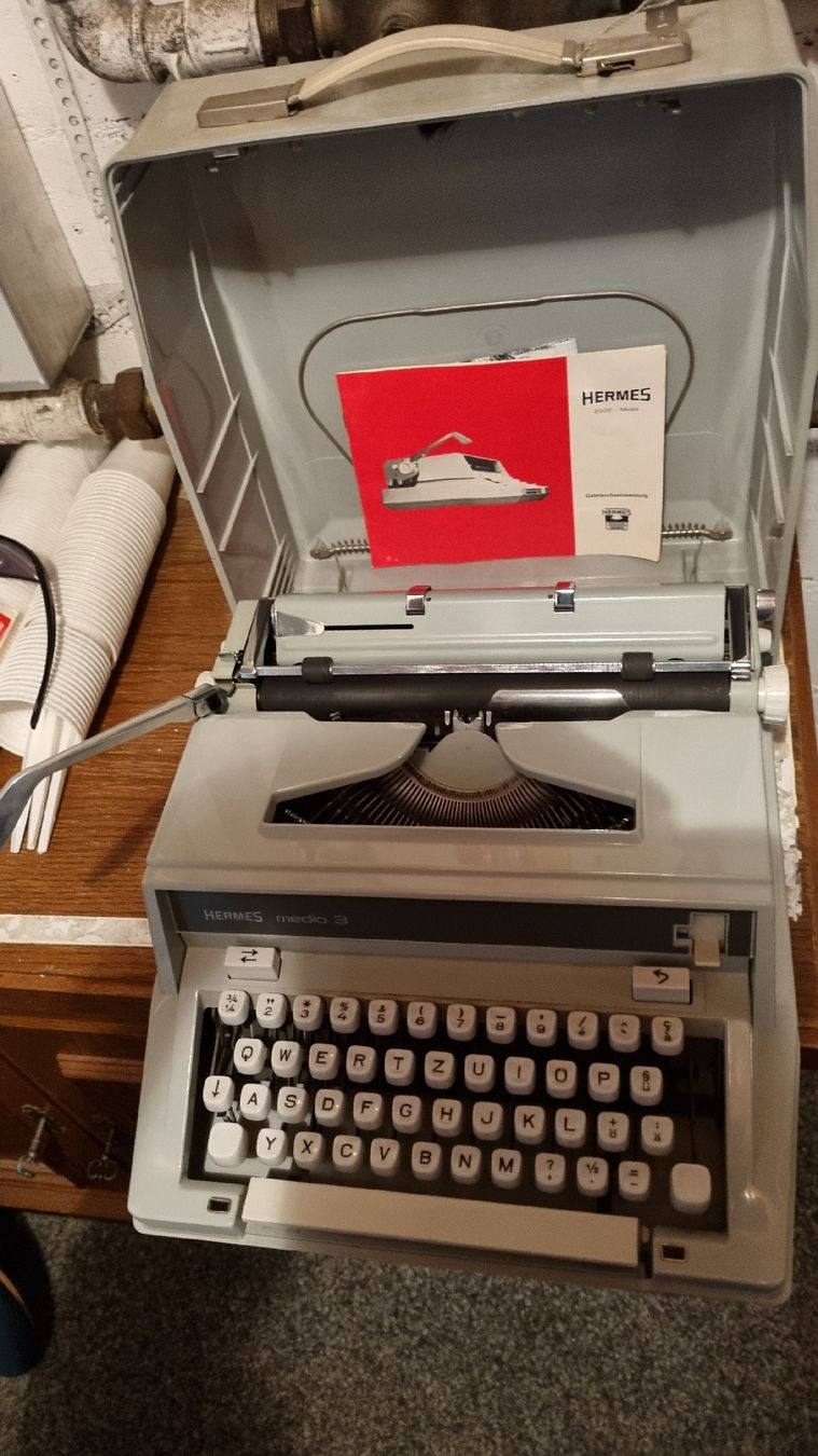 Schreibmaschinen: Schreibmaschine HERMES media 3 – Neu (gemäss Beschreibung) aus Sarnen von Misha3 1