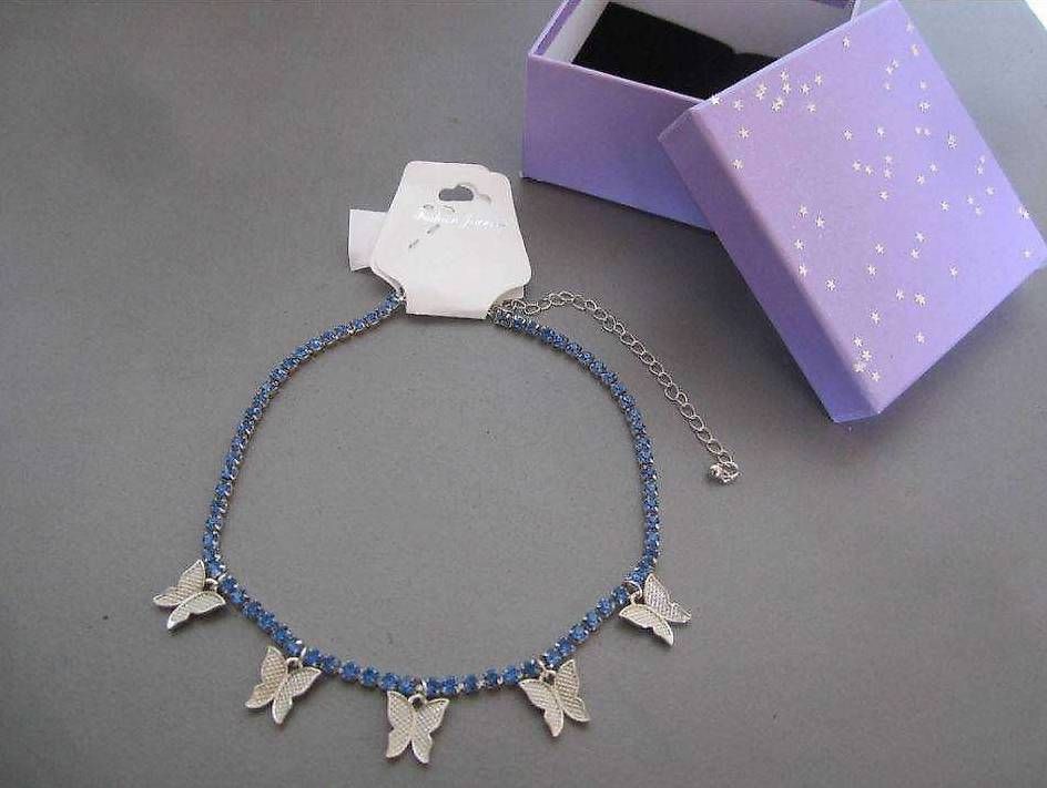 Ketten: Collier strass bleus & papillons (neuf, avec étiquette) – Gebraucht aus Lausanne von lae_w2zr 2