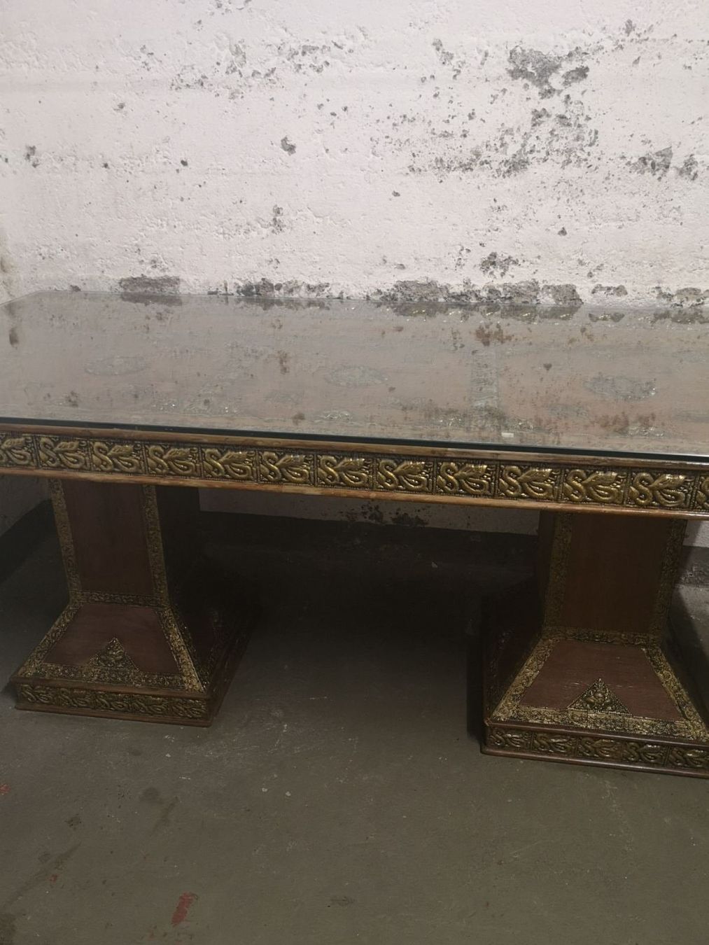 Tavoli: Indischer Tisch mit Glasplatte – Usato da Bern venduto da Yunkom 1