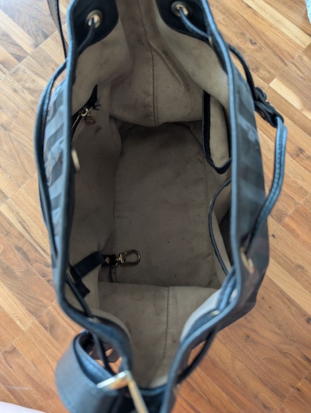 Maison Mollerus Sacs femmes: Maison Mollerus Beuteltasche schwarz mit Gold – D'occasion à Zürich par Time14 8