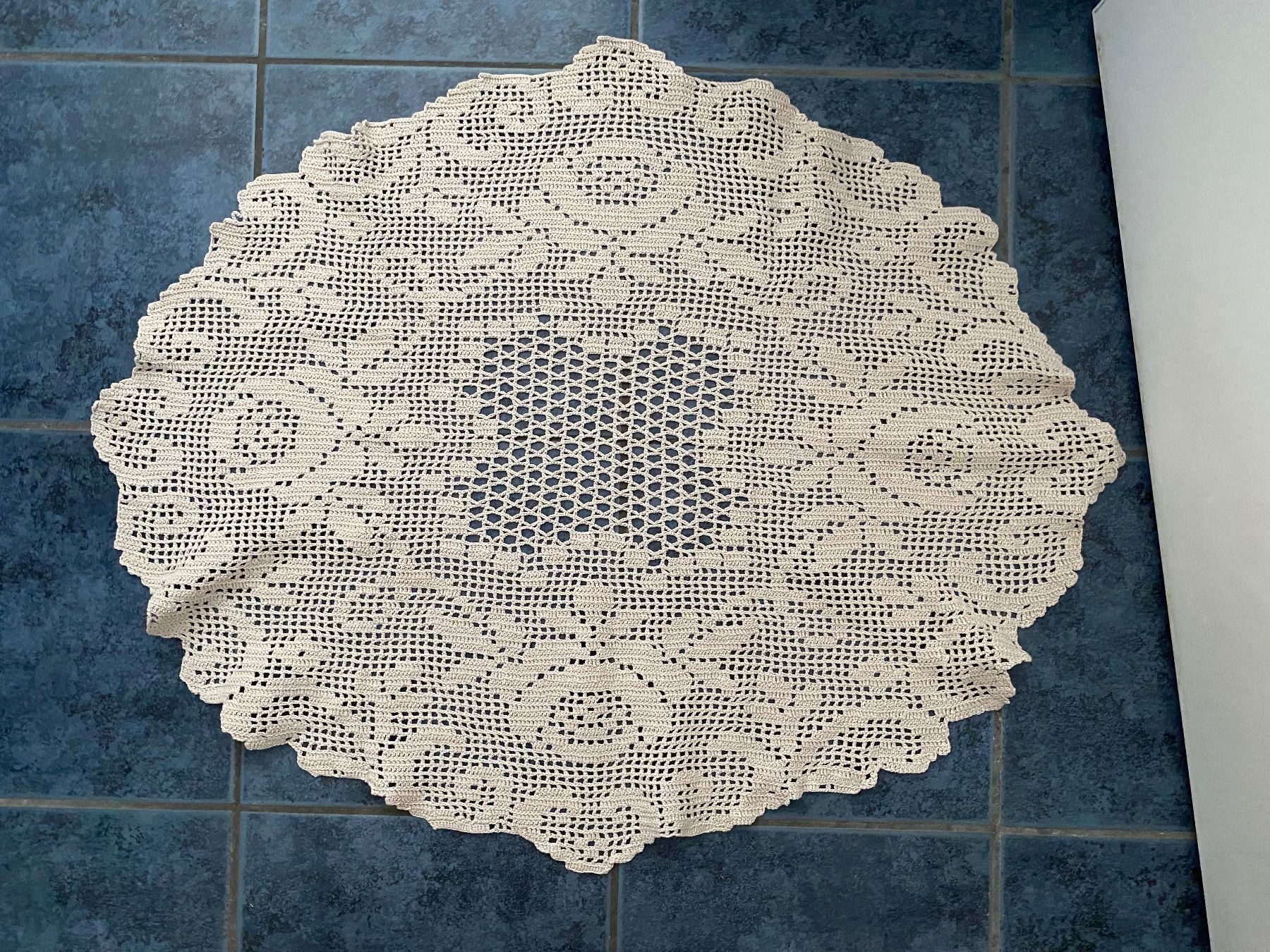 Coperte: gehäkelte Tischdecke, 82cm x 65cm, Handarbeit – Usato da Olten venduto da AH1964