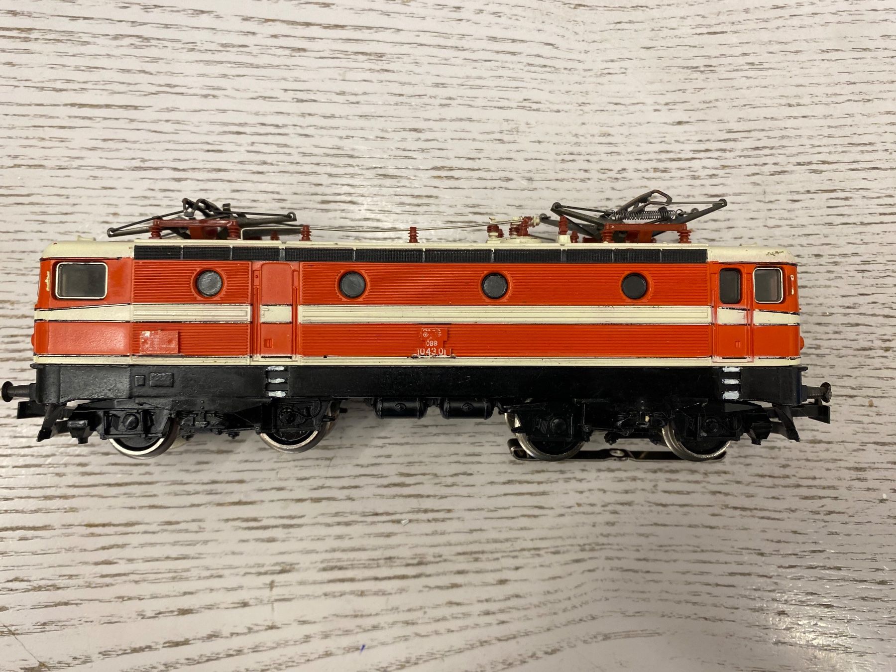 Märklin Modellini di ferrovie: Märklin 3041 ÖBB BR 1043 – Usato da Lupsingen venduto da New-Haven 2