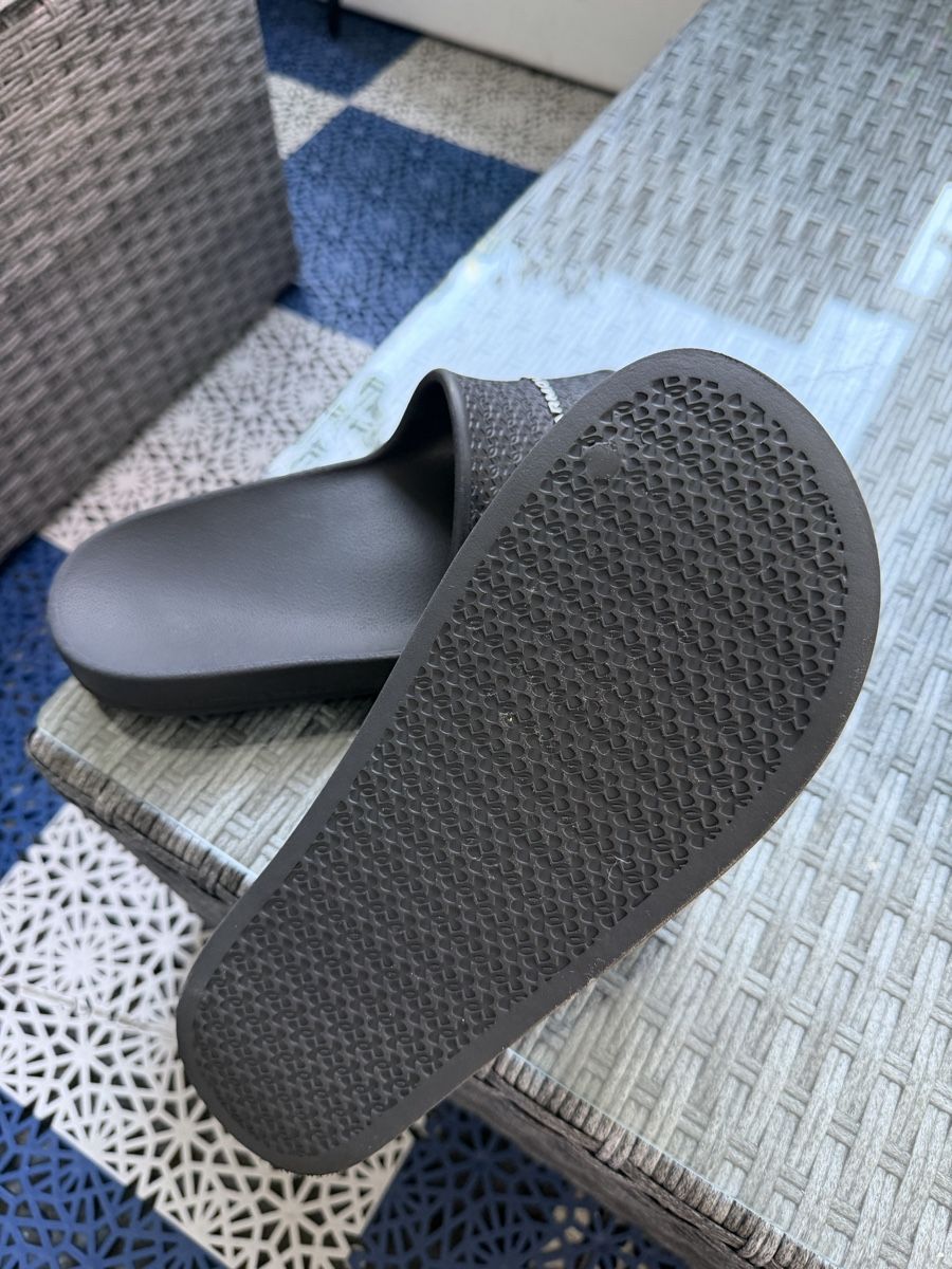 Under Armour Scarpe da uomo: Under Armour Slides black size 42.5 used condition – Nuovo (secondo la descrizione) da Zuerich venduto da mjaudm 2