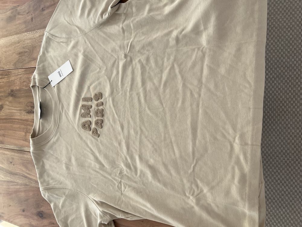 T-shirt: Ami Paris T Shirt – Nuovo (secondo la descrizione) da St. Gallen venduto da yan_z9w7