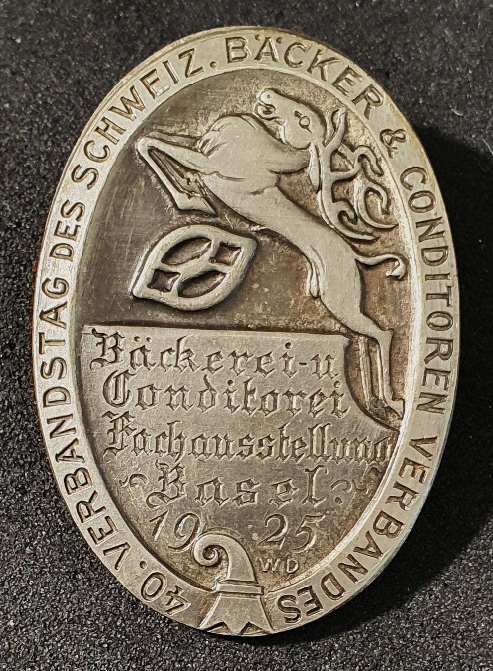 Plaquettes & Badges: GG116 - Brosche Schweizer Bäcker Conditoren Basel 1925 RAR – D'occasion à Reinach BL par Boston-Verkauf