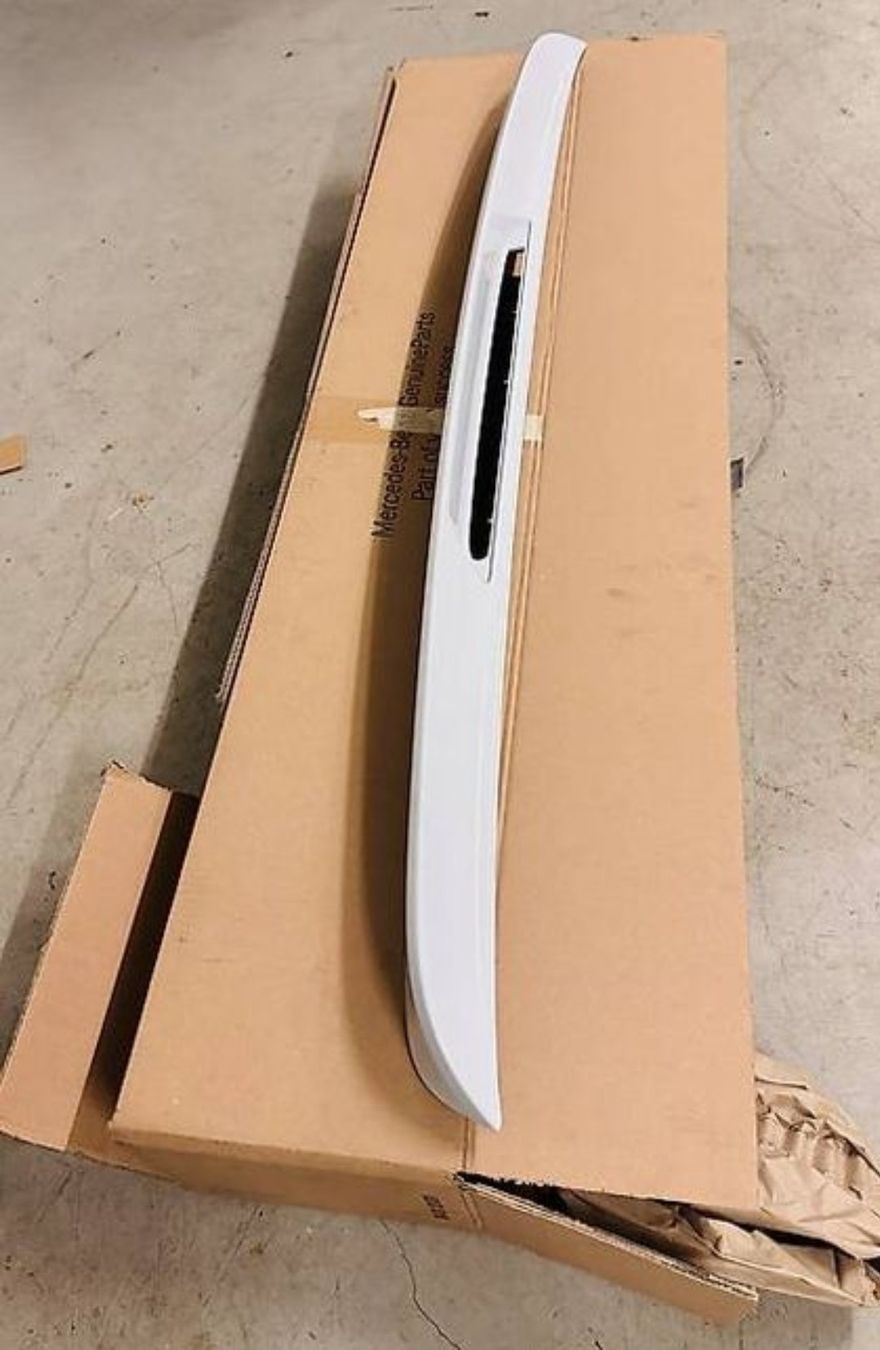Mercedes-Benz Tutti pezzi di ricambio auto:  Dachspoiler Mercedes  – Nuovo e nell'imballaggio originale da Untersiggenthal venduto da vonberner 1