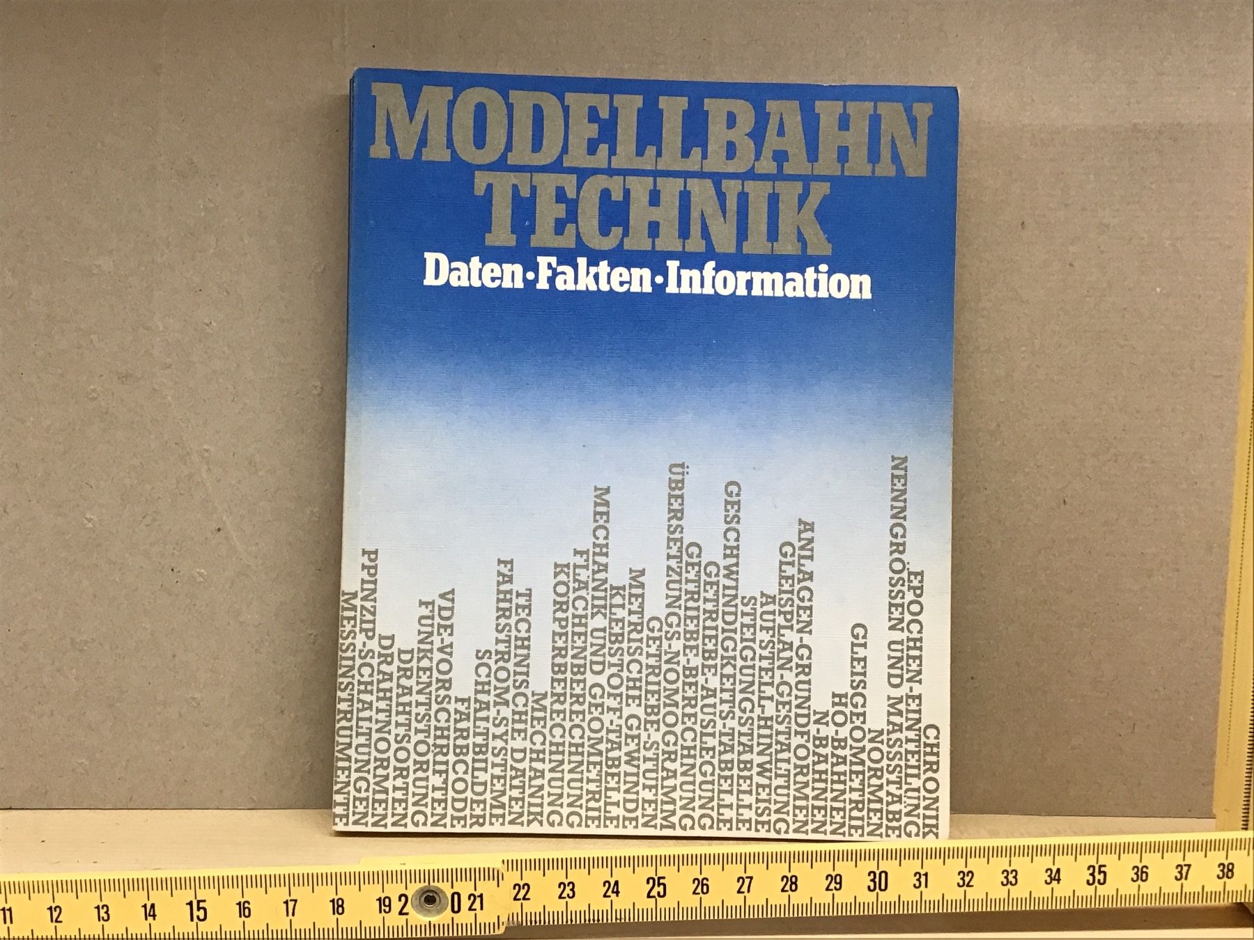 Libri: Modellbahn Technik - Daten & Fakten Buch – Usato da Männedorf venduto da Modelle-aller-Art