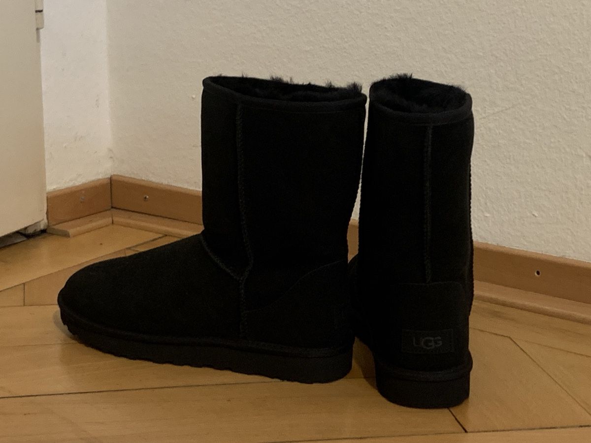 Ugg Scarpe da uomo: Uggs schwarz Gr. 40 BRANDNEU – Nuovo (secondo la descrizione) da Zürich venduto da bellasofia 2