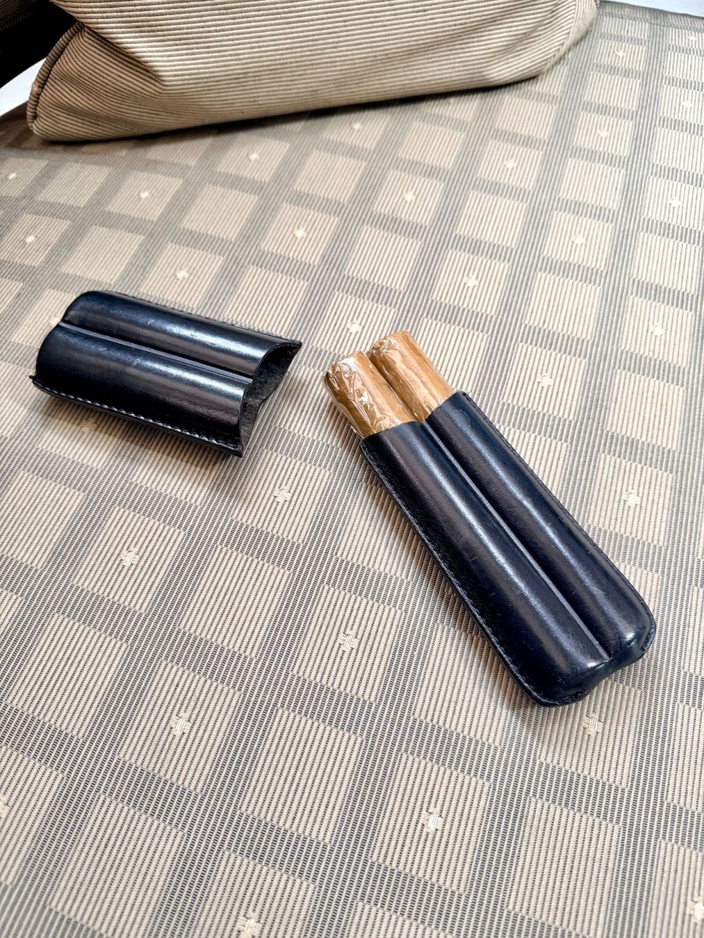 Altri Prodotti per fumatori: NA0097 Zigarrenetui Leder & 2 Davidoff Zigarren Special T – Usato da Horgen venduto da Paintingmaster 2