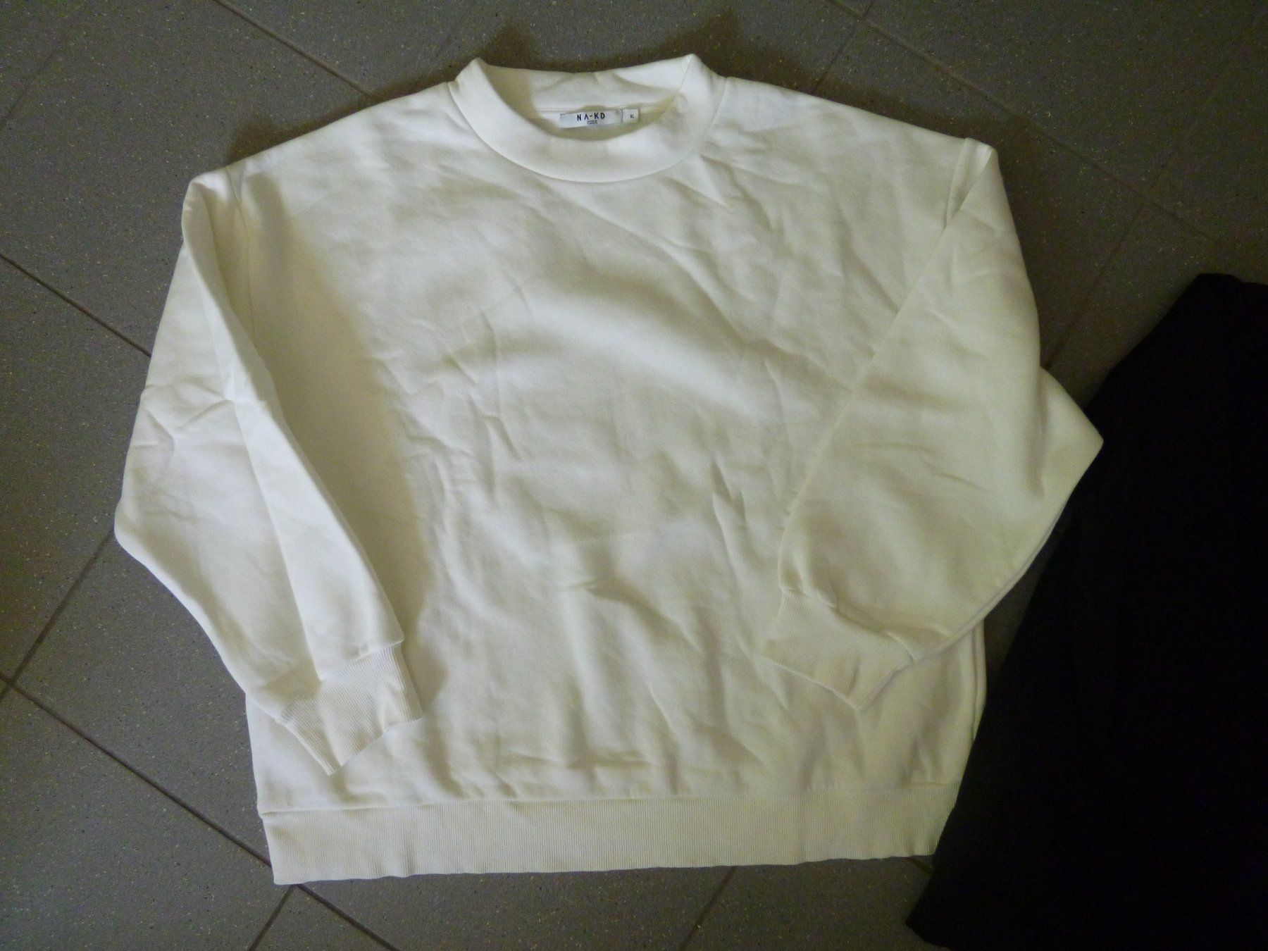 Na-kd Maglioni & Felpe: Stk. 2  weisser und schwarzer NA-Kd XL oversize Pullover – Usato da Dättlikon venduto da Mamakuga 1
