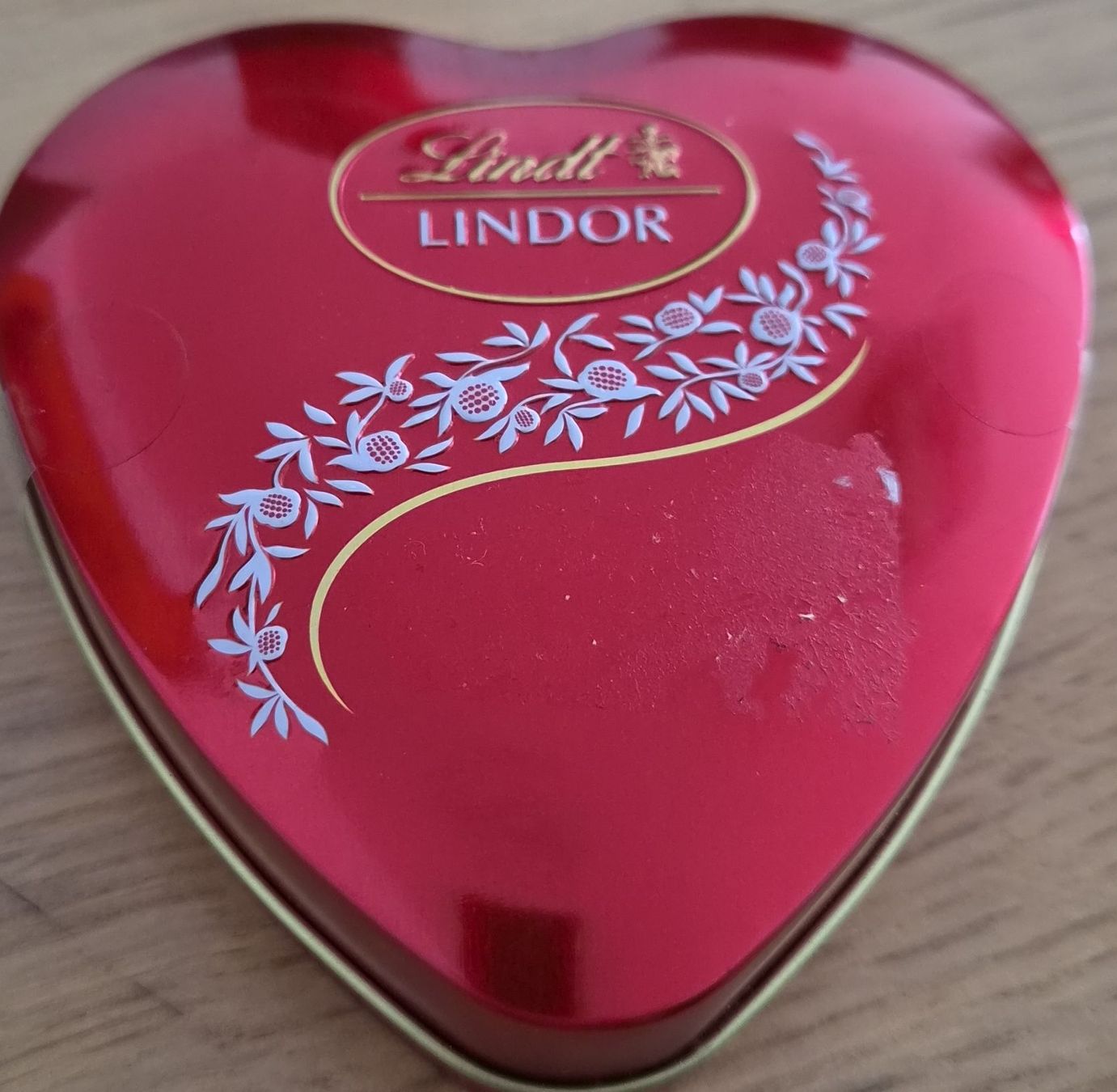 Alle Dekorationen: Lindt Lindor Herz Dose rot mit Muster – Neu (gemäss Beschreibung) aus Olten von marifred