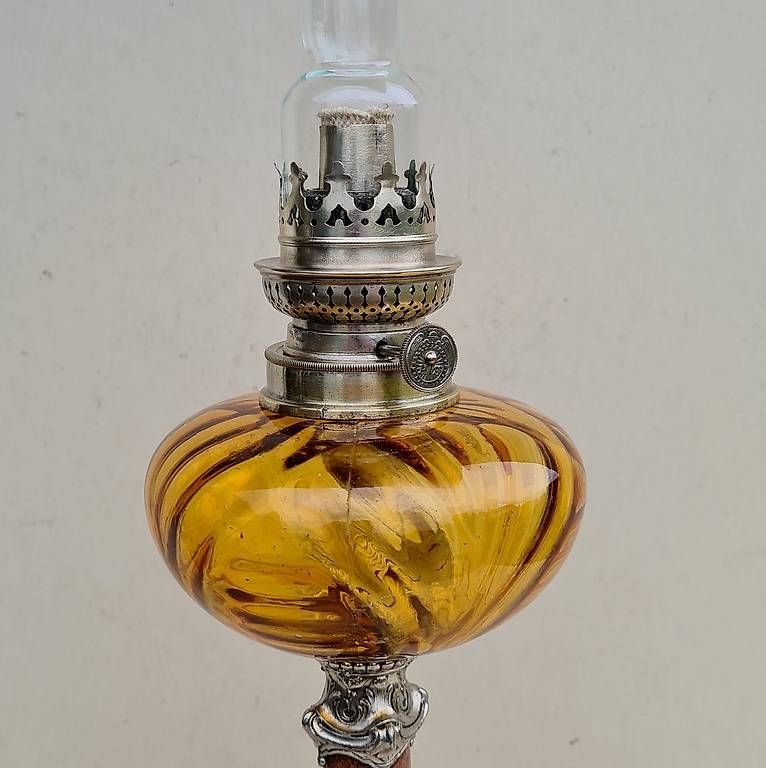 Lampen: Alte Petroleumlampe mit Bernsteinglas um 1900 versilbert – Gebraucht aus Frasnacht von Carawill 3