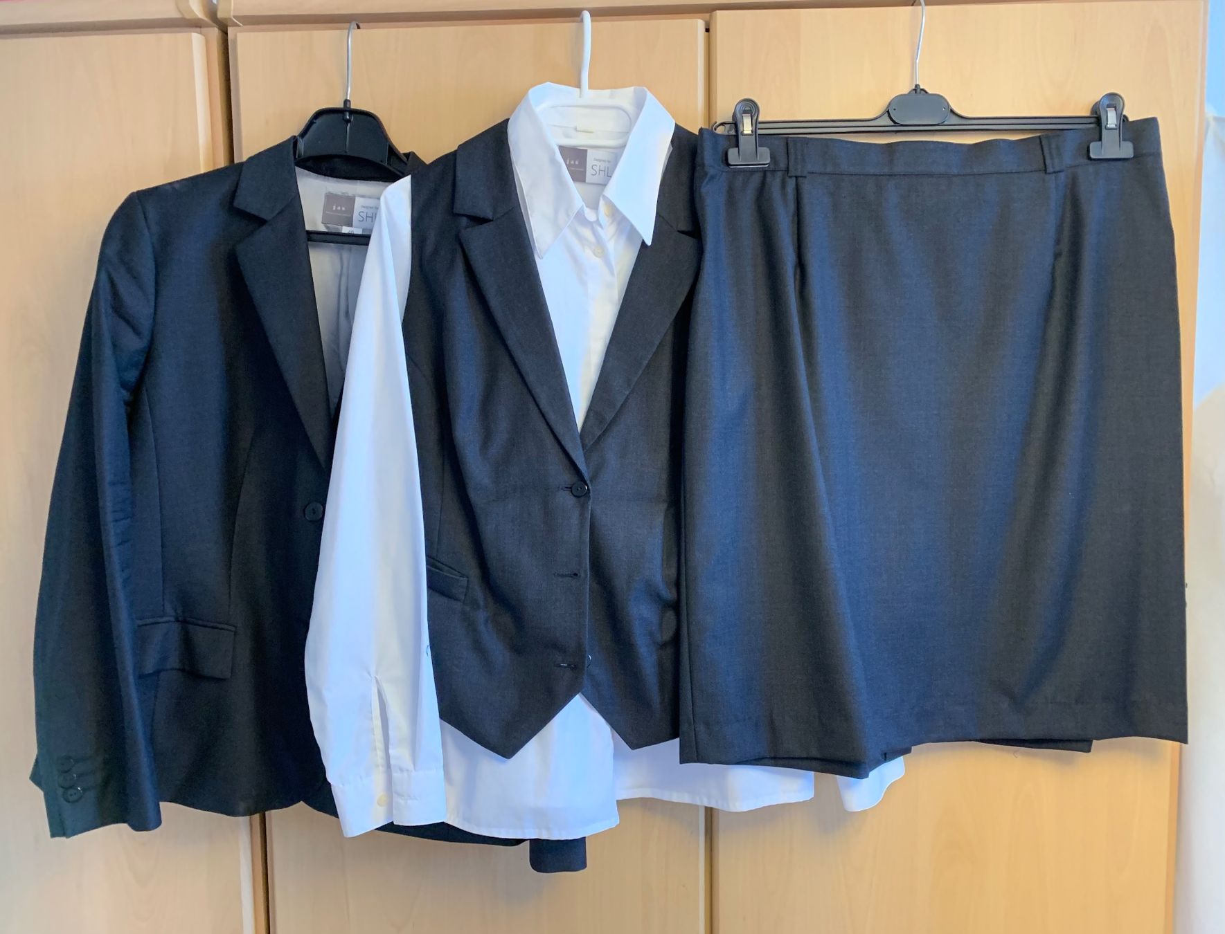 Anzüge & Kostüme: Anzug mit Jupe, Weste und Bluse – Gebraucht aus Recherswil von Sch_gp7q
