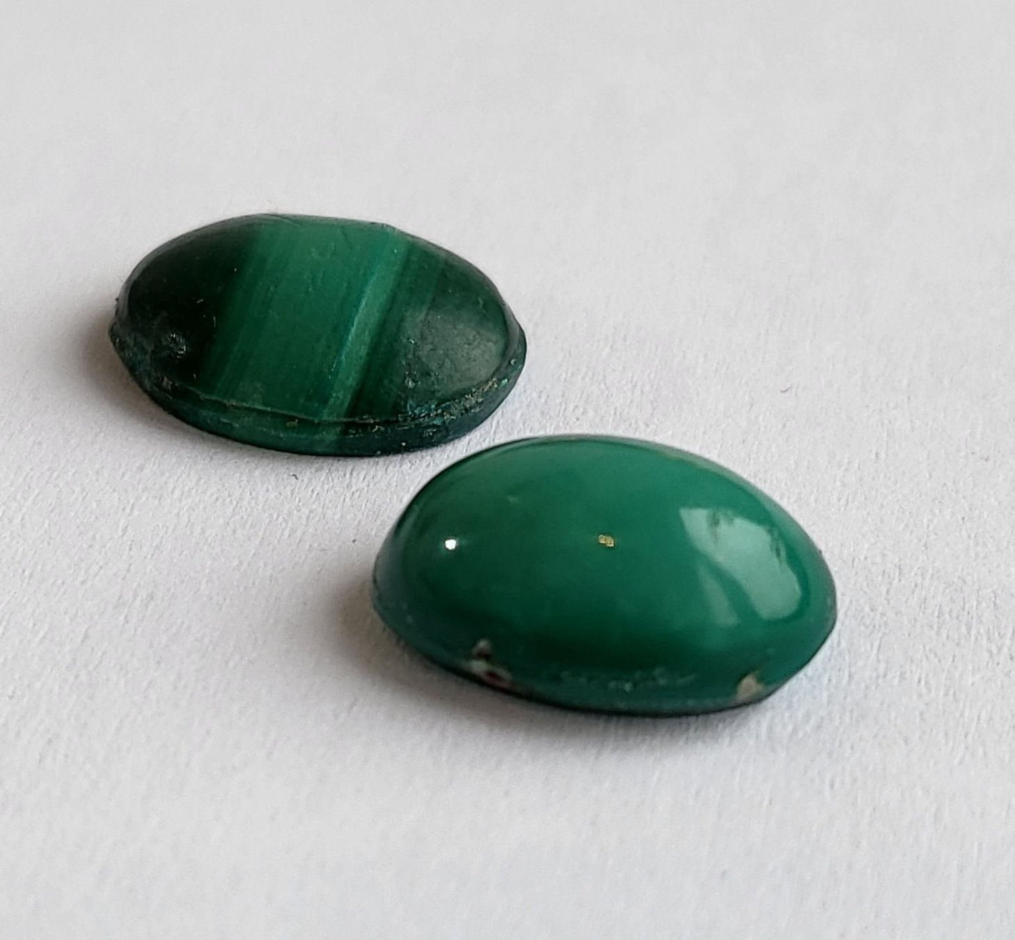 Pietre preziose: * 2 CABOCHONS EN MALACHITE / TOTAL 9.3 carats – Usato da La Chaux-de-Fonds venduto da j-aime-les-gemmes