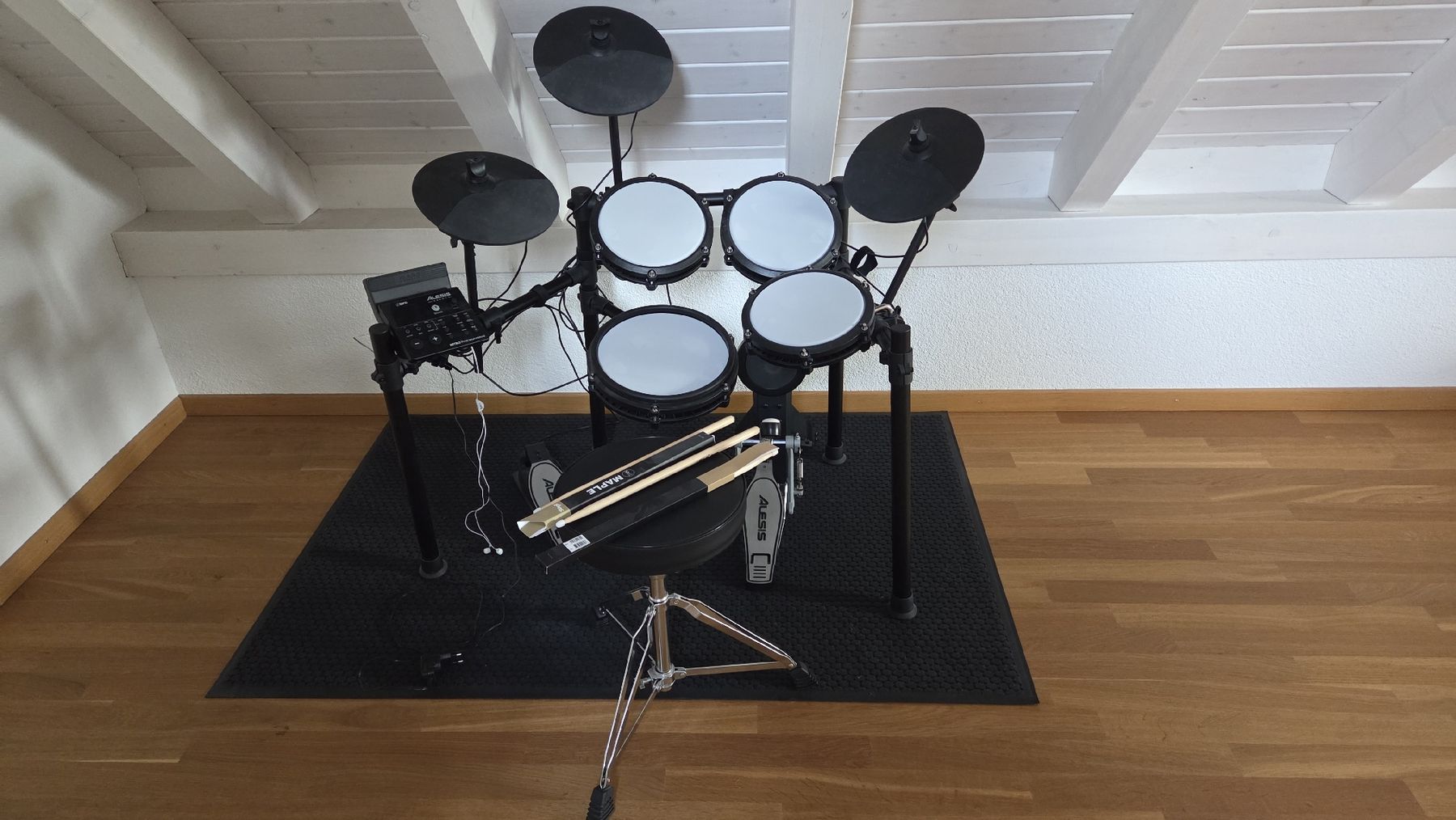 Alesis Musikinstrumente: Electronic Drum Kit Alesis Nitro Max mit Stuhl – Gebraucht aus Schneisingen von lukester72