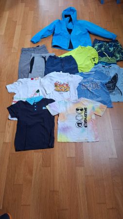 Kleiderpacket Grösse 128 Regenjacke, Hosen, T-Shirt, Bdehose