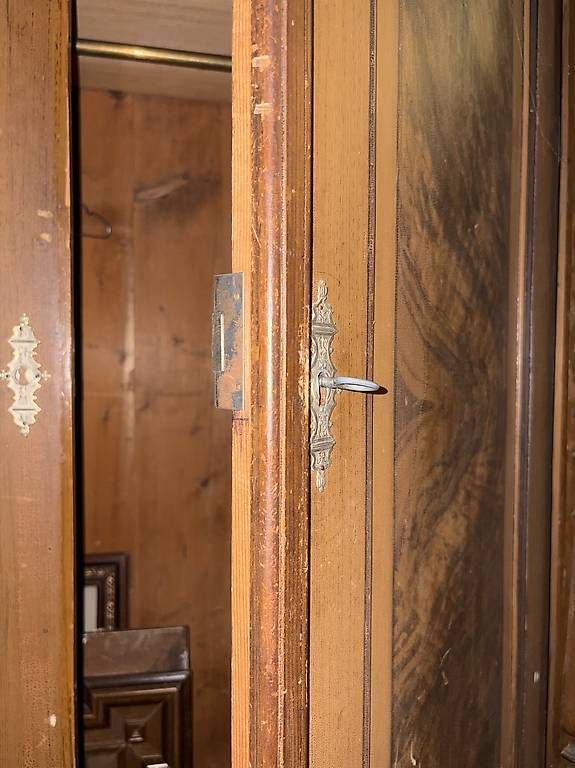 Armoires: Alter Holz Kleiderschrank  – D'occasion à Grossaffoltern par Yannikpfister 3