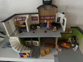 Playmobil Schulhaus mit Figuren und Zubehoer guter Zustand
